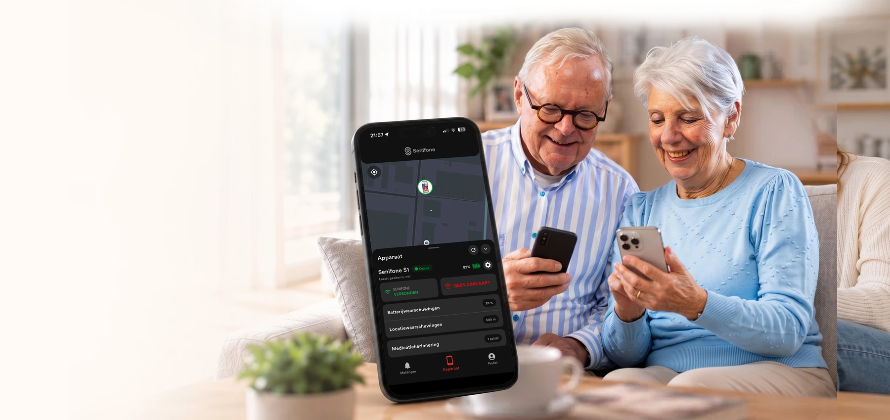 Des seniors utilisent des téléphones à côté d’un aperçu de l’application Senifone Companion
