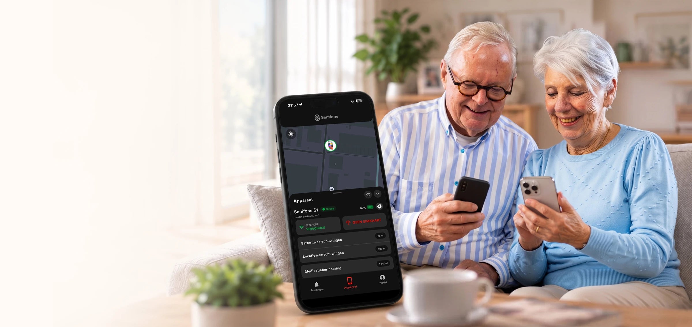 Des seniors utilisent des téléphones à côté d’un aperçu de l’application Senifone Companion